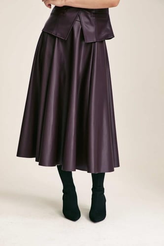 تنورة جلد بطيات