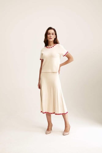 بلوزة بنقوش وبأكمام قصيرة