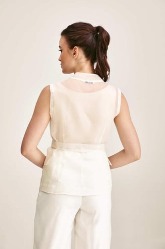 جاكيت بلا أكمام برباط