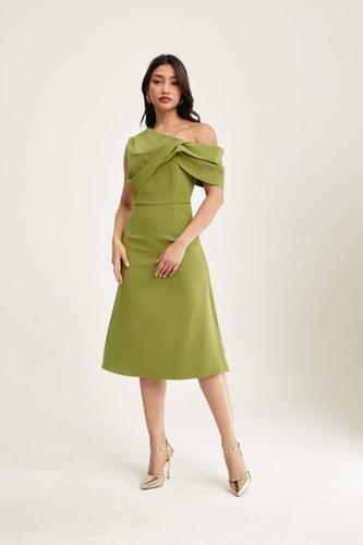 فستان بكتف واحد بطيات