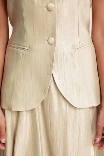 جاكيت بلا أكتاف مزين بكشكش