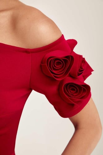 فستان بلا أكتاف بورود بارزة