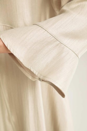 فستان بقصة غير متماثلة مزين باللؤلؤ