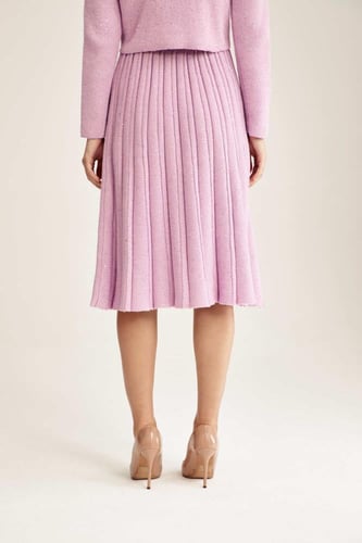 تنورة واسعة مزينة بالترتر