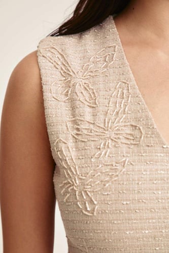 بلوزة بلا أكمام بقصة بيبلوم