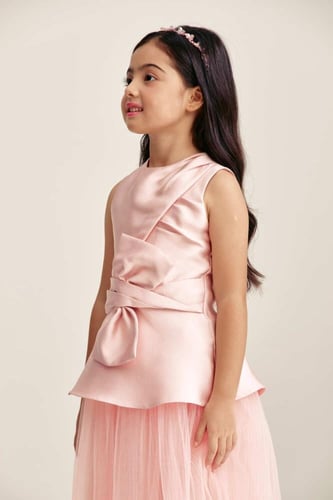 بلوزة بلا أكمام مزينة بفيونكة