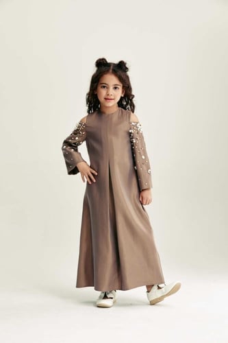 فستان بلا أكتاف مزين بالخرز