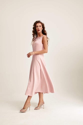 فستان بلا أكمام مزين بكريستالات