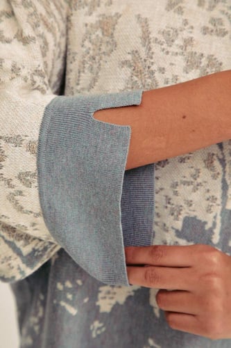 بلوزة فضفاضة مزينة بنقوش