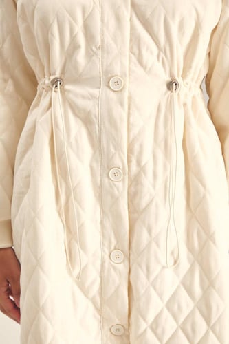 معطف مُبطن برباط قابل للشد