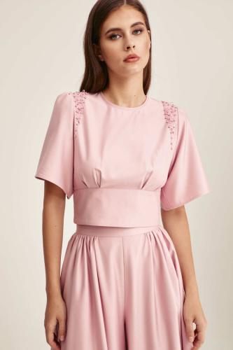 بلوزة بأكتاف مزينة بأحجار براقة