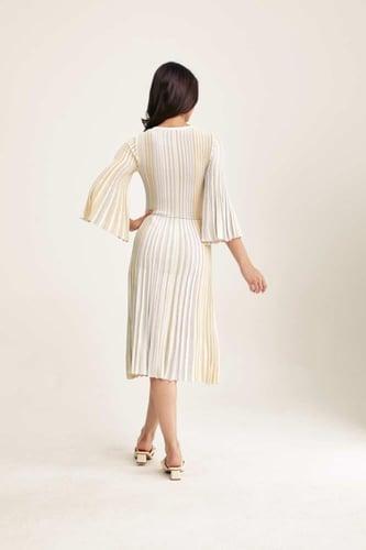 فستان مقلم بأكمام جرس بحزام