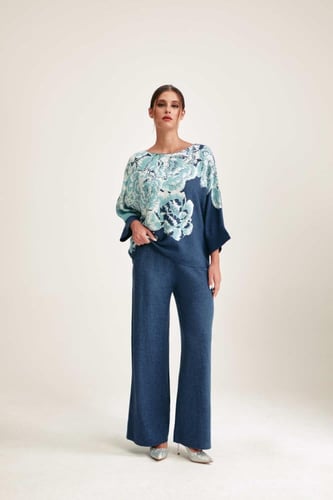 بلوزة واسعة بأكتاف منسدلة