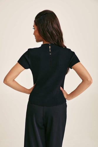 بلوزة محبوكة بأكمام قصيرة