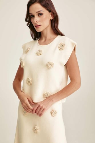 بلوزة محبوكة بورود بارزة