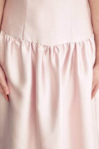 فستان بلا أكمام مزين بطيات