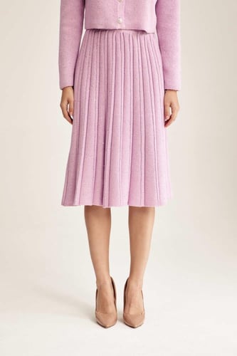 تنورة واسعة مزينة بالترتر