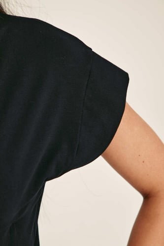 بلوزة بخصر ضيق