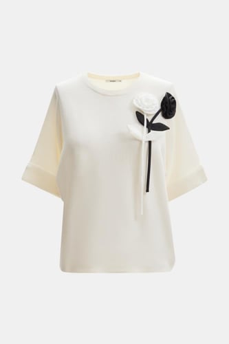 بلوزة مزين بورود بارزة