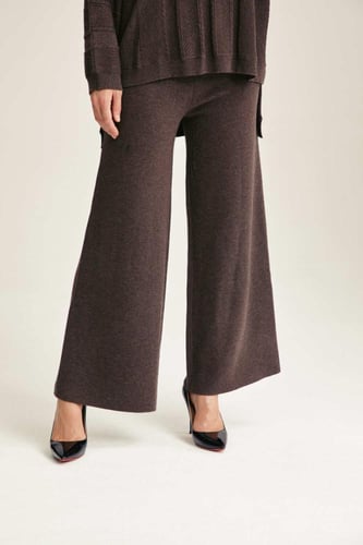 بنطلون محبوك بأرجل واسعة