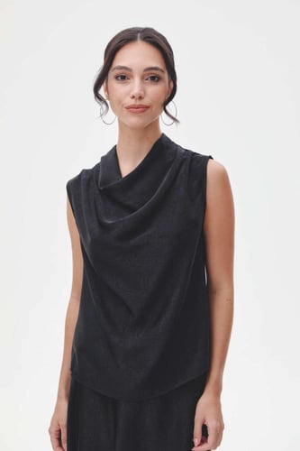 بلوزة بياقة متدلية