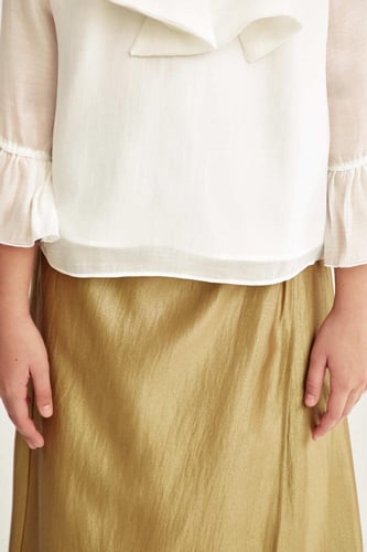 بلوزة بياقة بربطة