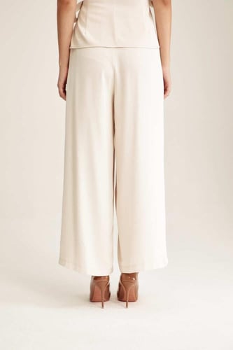 بنطلون بأرجل واسعة