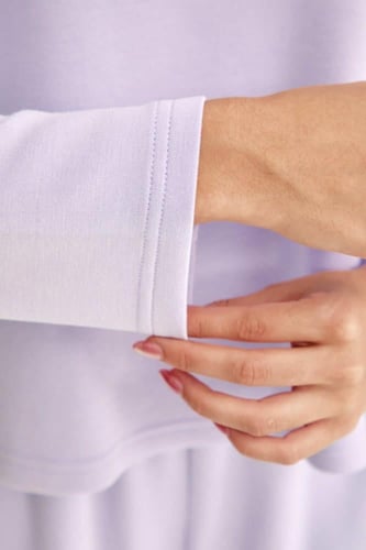 بلوزة بتفاصيل لامعة