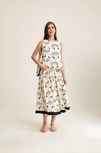 بلوزة مٌطرزة بلا أكمام