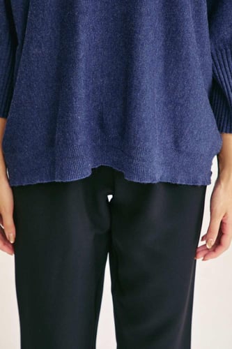 بلوزة بقصة فضفاضة