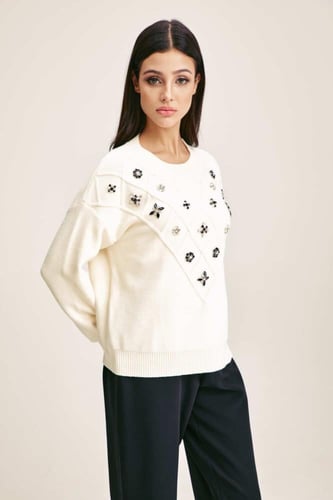 كنزة فضفاضة بتفاصيل لامعة