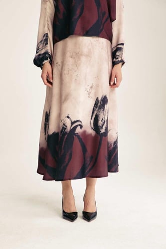 تنورة مطبعة بقصة واسعة