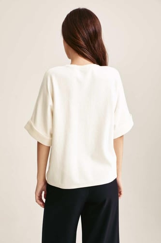 بلوزة مزين بورود بارزة