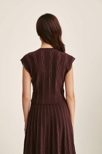 بلوزة بأكمام قصيرة