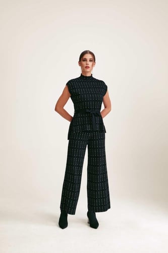 بلوزة منقطة بتفاصيل لامعة