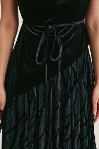 فستان مخمل بياقة متدلية