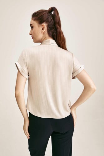 بلوزة بياقة مزينة بربطة