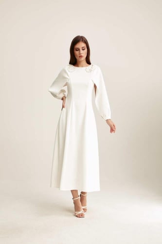 فستان مٌطرز بالورود