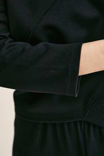 بلوزة بقصة غير متماثلة