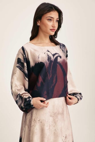 بلوزة مطبعة بقصة واسعة