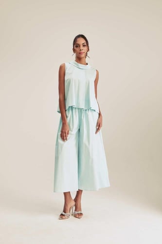 بلوزة بلاأكمام مزينه بأربطة