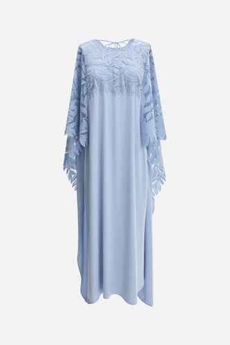 جلابية بنمط كيب بتفاصيل مطرزة