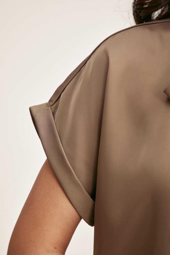 بلوزة بياقة بربطة