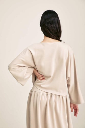 بلوزة بقصة فضفاضة