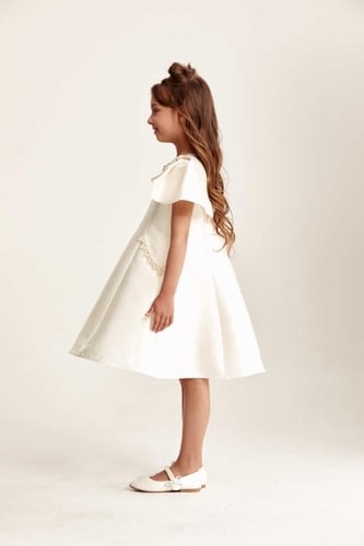 فستان تفتا مزين باللؤلؤ