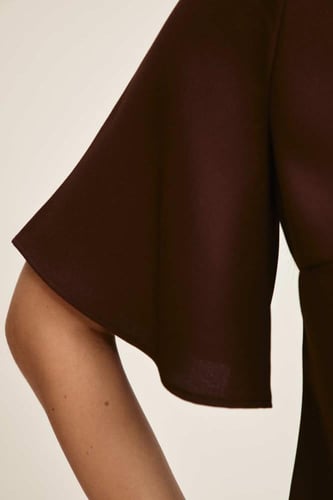 بلوزة بأكمام قصيرة بكشكش