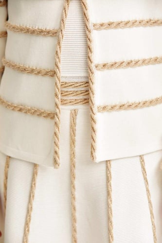 جاكيت مزين بأربطة