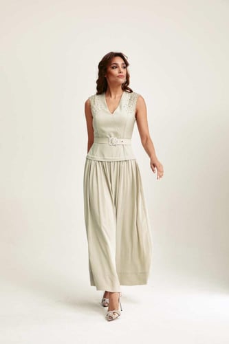 فستان بلا أكمام بحزام مرصع بالكريستال