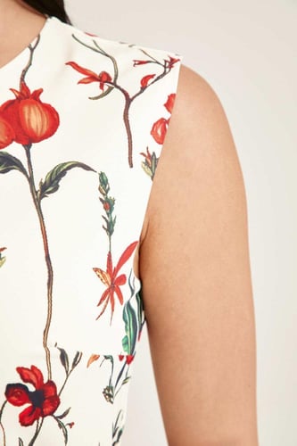 فستان مورد بلا أكمام