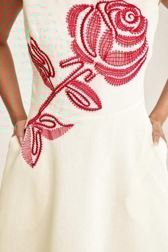 فستان بلا أكمام مٌٌطرز بالورود